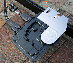 Enphase IQ 6微逆变器安装在车顶导轨上